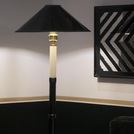 Monsieur George Hotel & Spa - Champs-Elysees Paris Eksteriør bilde Floor lamp