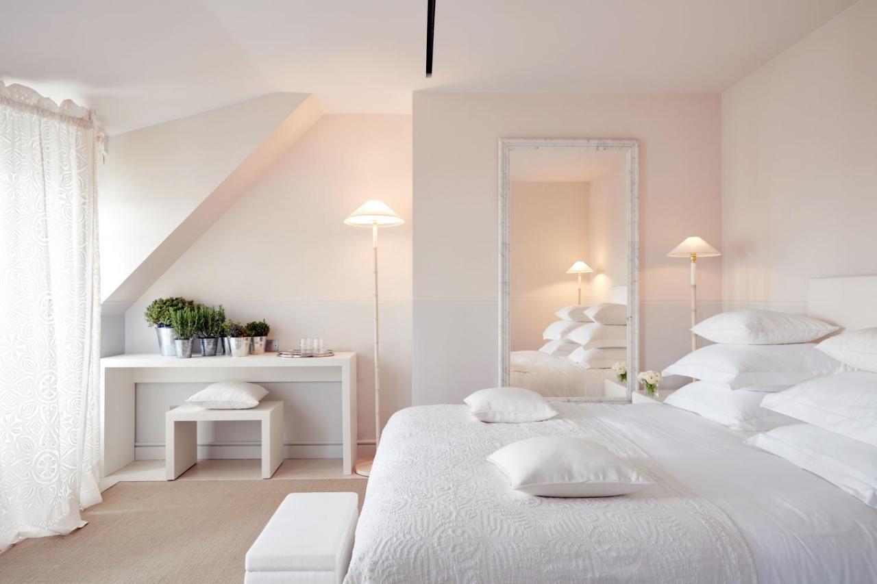 Monsieur George Hotel & Spa - Champs-Elysees Paris Eksteriør bilde A bedroom in the Hotel de l'Europe