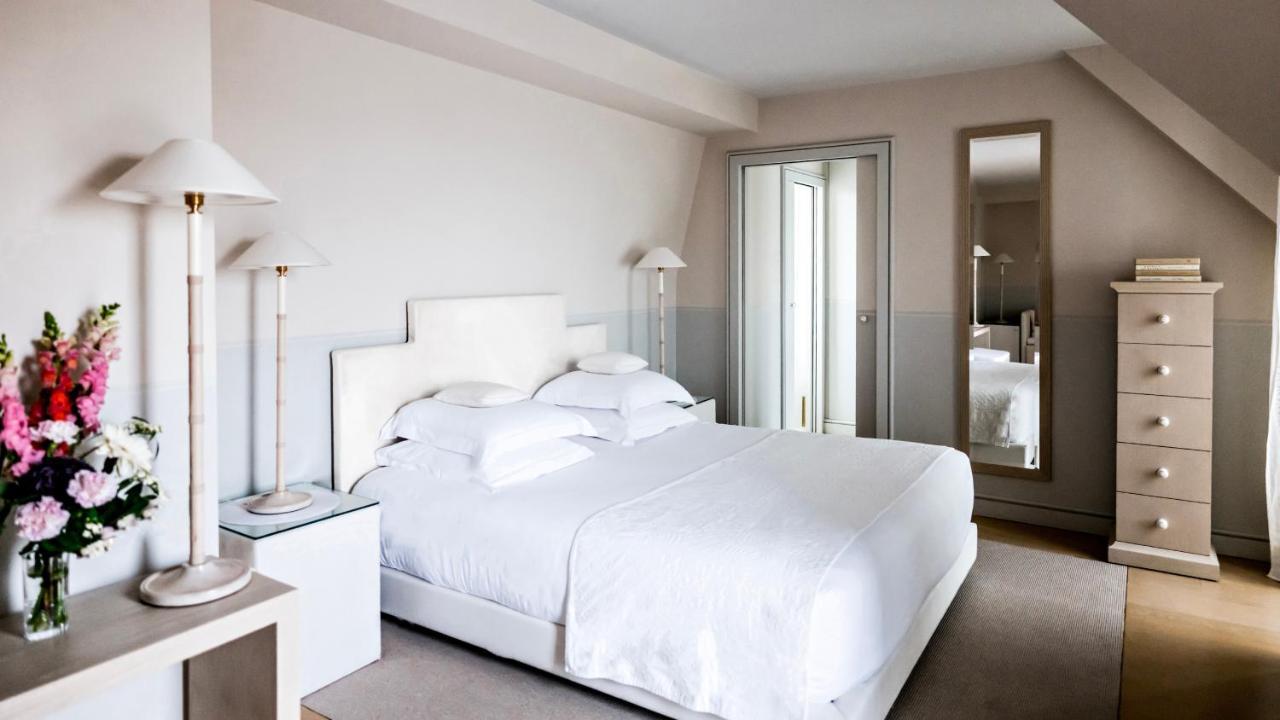 Monsieur George Hotel & Spa - Champs-Elysees Paris Eksteriør bilde A bedroom at the hotel