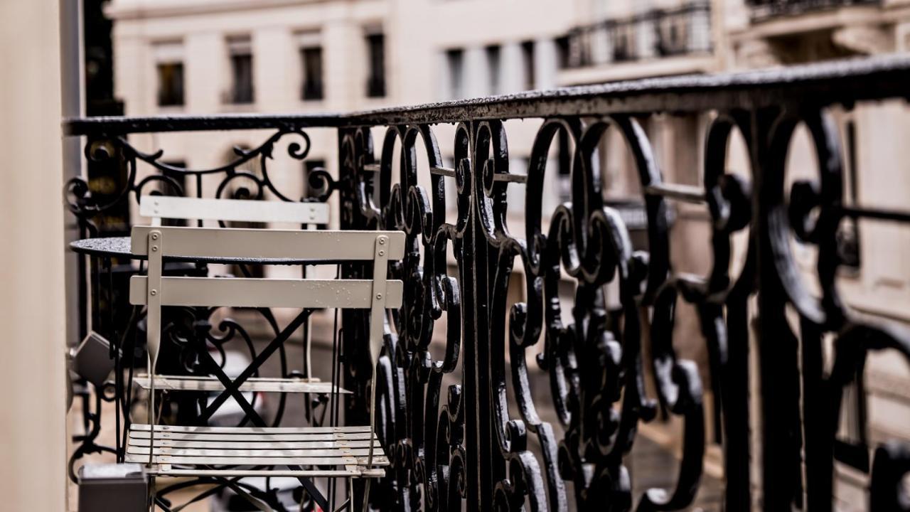 Monsieur George Hotel & Spa - Champs-Elysees Paris Eksteriør bilde Ironwork on the balcony of a house in Paris