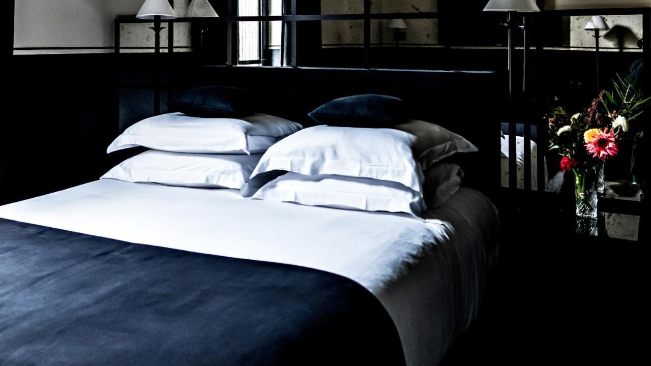 Monsieur George Hotel & Spa - Champs-Elysees Paris Eksteriør bilde A bed with a duvet