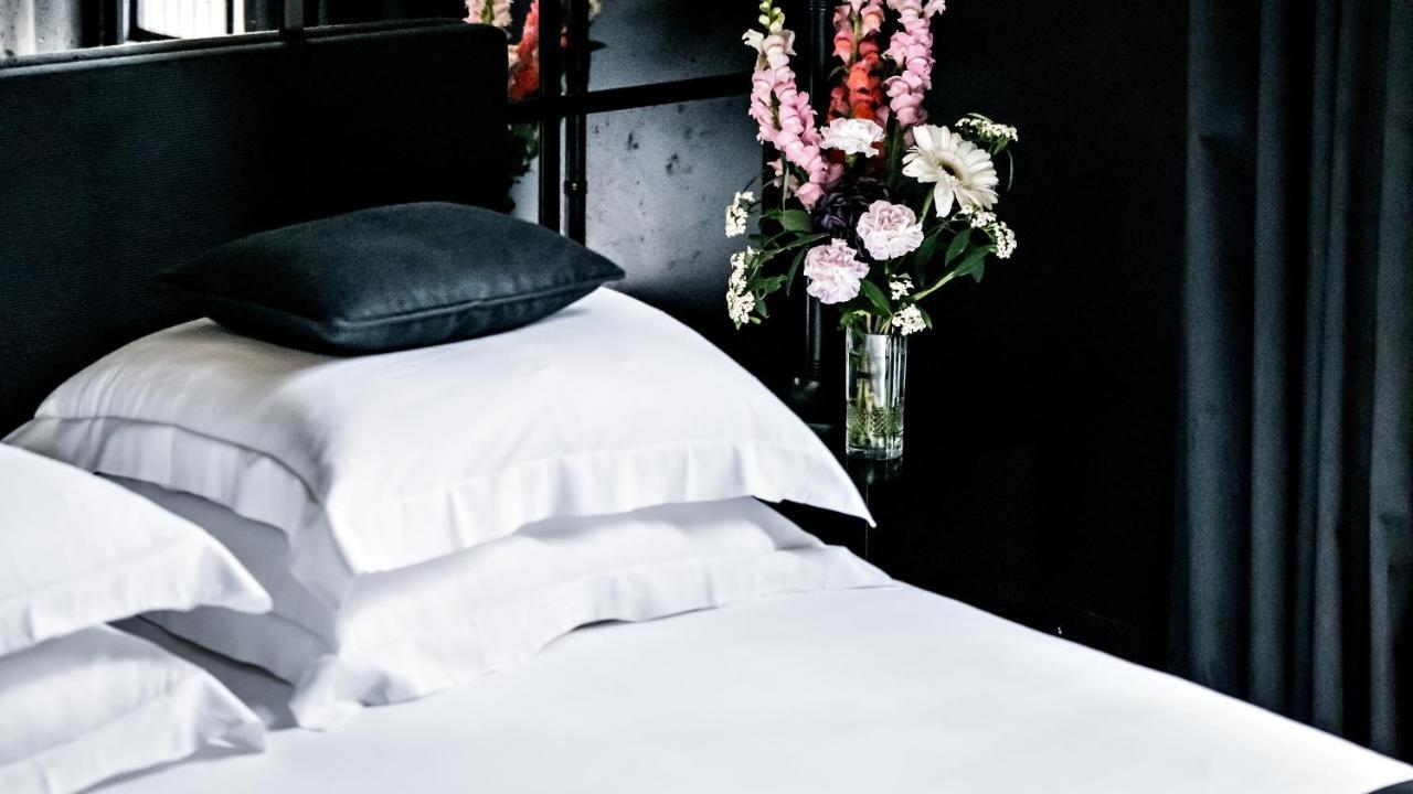 Monsieur George Hotel & Spa - Champs-Elysees Paris Eksteriør bilde A bed with white sheets