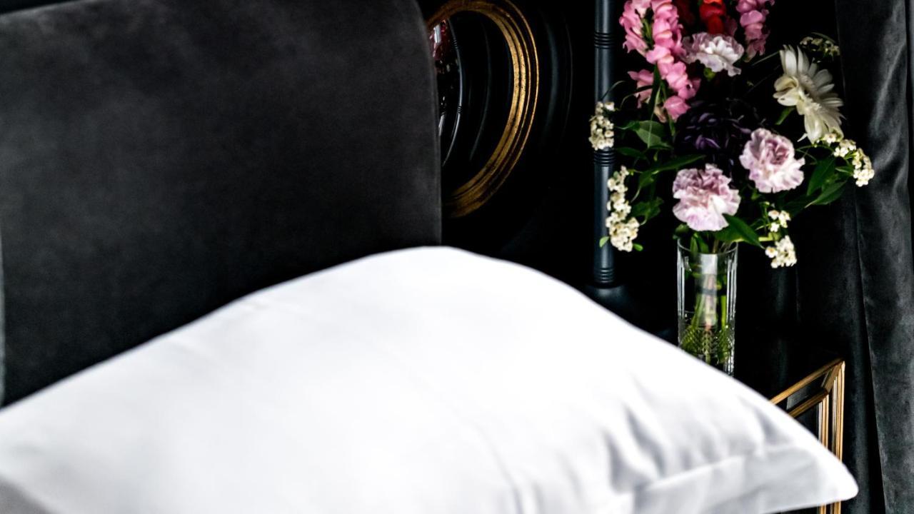 Monsieur George Hotel & Spa - Champs-Elysees Paris Eksteriør bilde A pillow