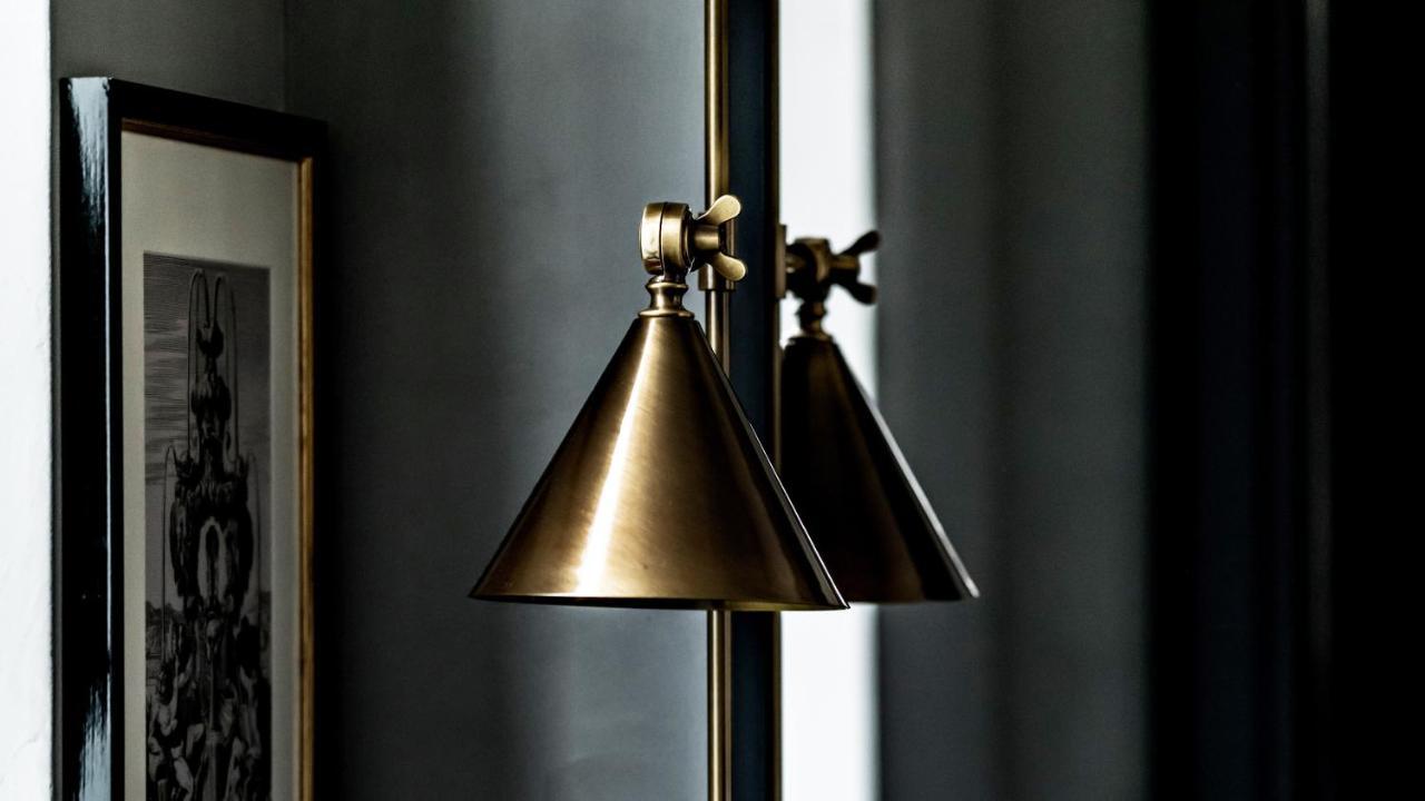 Monsieur George Hotel & Spa - Champs-Elysees Paris Eksteriør bilde A floor lamp