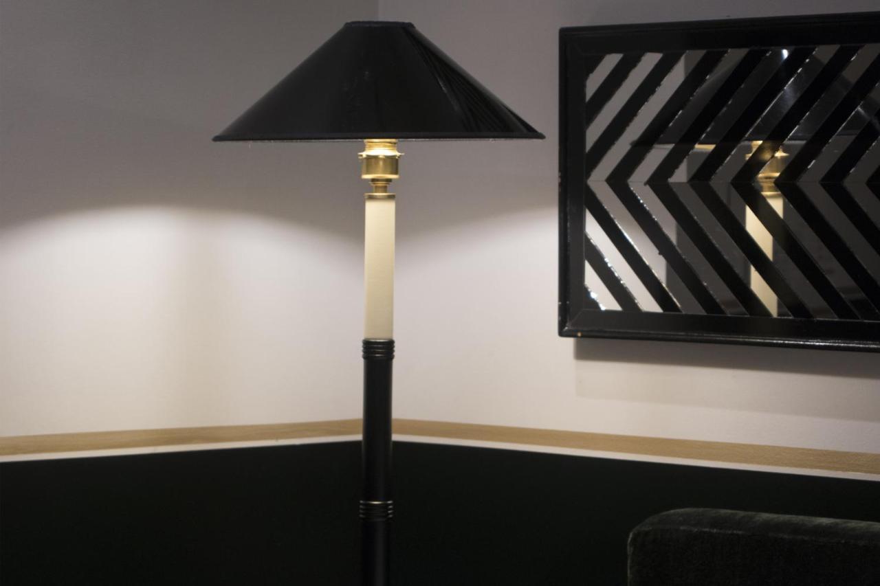 Monsieur George Hotel & Spa - Champs-Elysees Paris Eksteriør bilde Floor lamp
