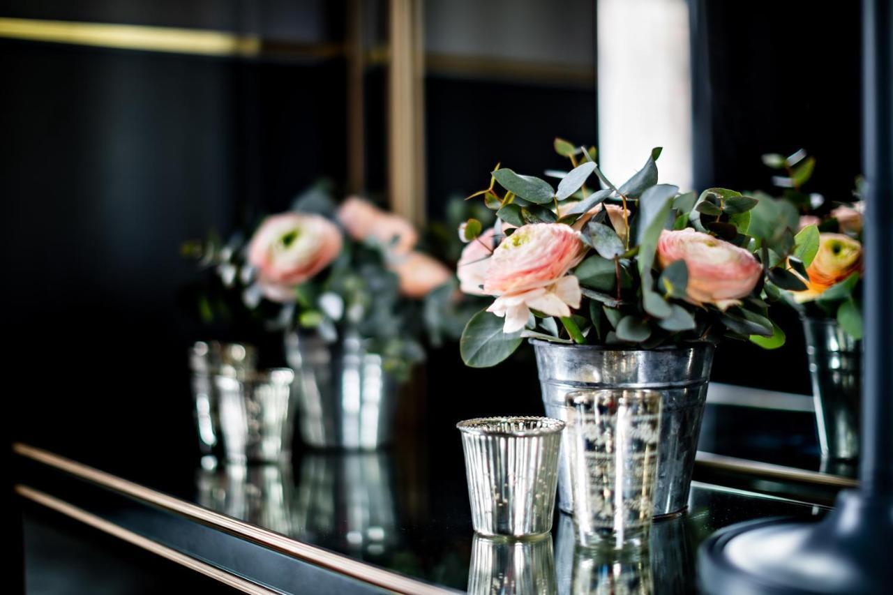 Monsieur George Hotel & Spa - Champs-Elysees Paris Eksteriør bilde Flowers at the 2018 Nobel Prize press conference