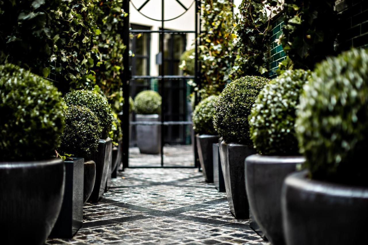 Monsieur George Hotel & Spa - Champs-Elysees Paris Eksteriør bilde The entrance to the hotel
